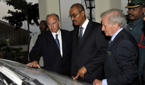 His Highness the Aga Khan and President Karume of Zanzibar review plans for the restoration of Zanzibar's seafront with Luis Mon